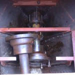 De schroefas is naar achteren geschoven.